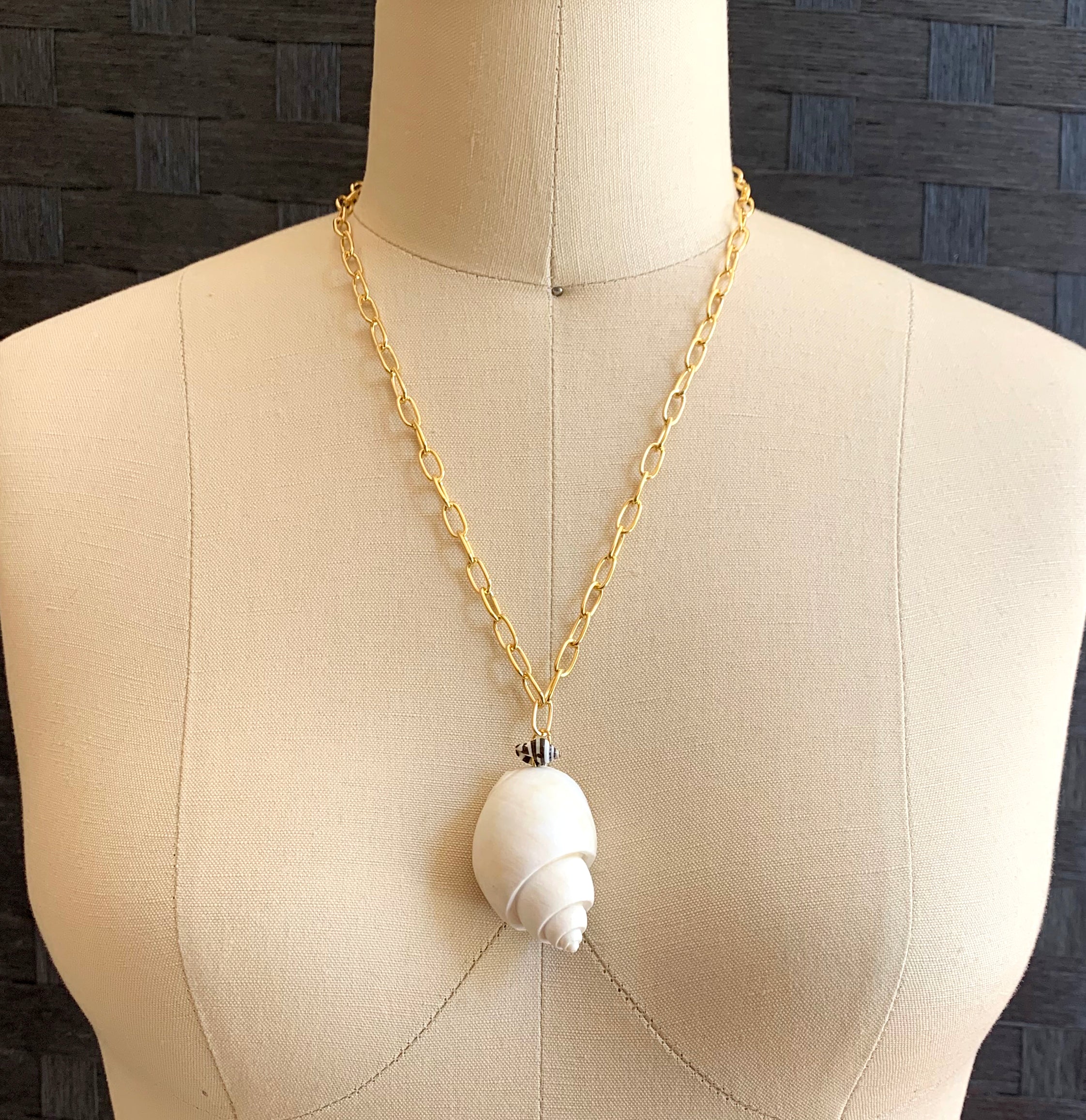 Simple Design Love Grey Shell Clavicle Chain White Shell Heart Necklace -  China Shell Necklace and White Shell Necklace price | Made-in-China.com